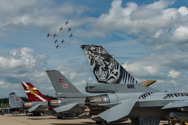 2012-06-23  145418 | Demo in Florennes, Formation «Super Losange», im Vordergrund F-16 | Display in Florennes, formation «Super Losange», F-16 in the foreground